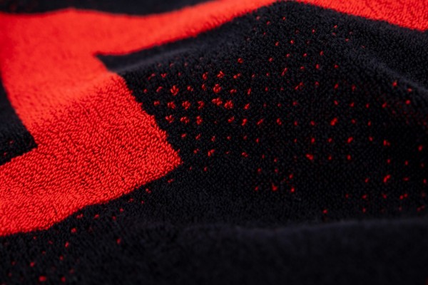 andro-Handtuch-NUZN-M-schwarz-rot-02-detail-630-021-070-2000x2000px