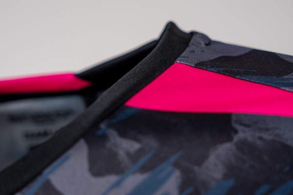 andro-Shirt-Tatio-schwarz-pink-05-detail-300-021-266-2000x2000px