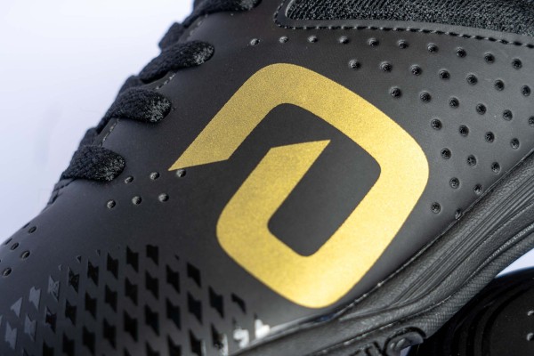 andro-Schuh-Cross-Step-Pro-schwarz-gold-07-detail-350-021-020-2000x2000px